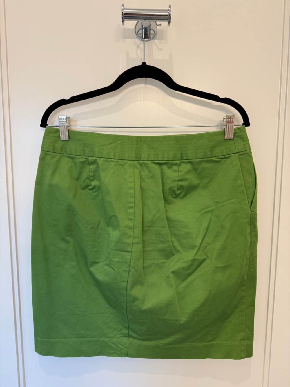 Banana Republic Kelly Green Mini Skirt with Accent Buttons Size 8 - Picture 3 of 5